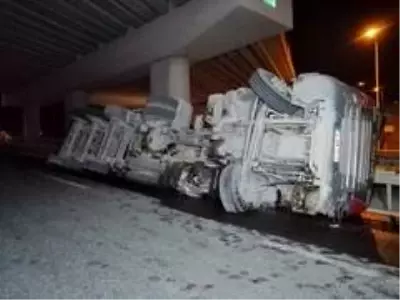 Şile otoyolunda hafriyat yüklü kamyon yan yattı; sürücü hafif yaralı olarak kurtarıldı Şile otoyolunda hafriyat yüklü kamyon yan yattı; sürücü hafif yaralı olarak kurtarıldı