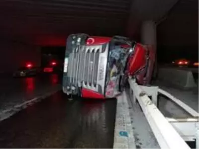 Şile otoyolunda hafriyat yüklü kamyon yan yattı; sürücü hafif yaralı olarak kurtarıldı Şile otoyolunda hafriyat yüklü kamyon yan yattı; sürücü hafif yaralı olarak kurtarıldı