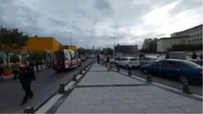 Cani koca, boşanma aşamasında olduğu eşine ve arkadaşına sokak ortasında kurşun yağdırdı Cani koca, boşanma aşamasında olduğu eşine ve arkadaşına sokak ortasında kurşun yağdırdı