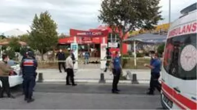 Cani koca, boşanma aşamasında olduğu eşine ve arkadaşına sokak ortasında kurşun yağdırdı Cani koca, boşanma aşamasında olduğu eşine ve arkadaşına sokak ortasında kurşun yağdırdı