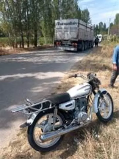 Şuhut'ta motosiklet ile kamyon çarpıştı: 1 ölü, 1 yaralı Şuhut'ta motosiklet ile kamyon çarpıştı: 1 ölü, 1 yaralı