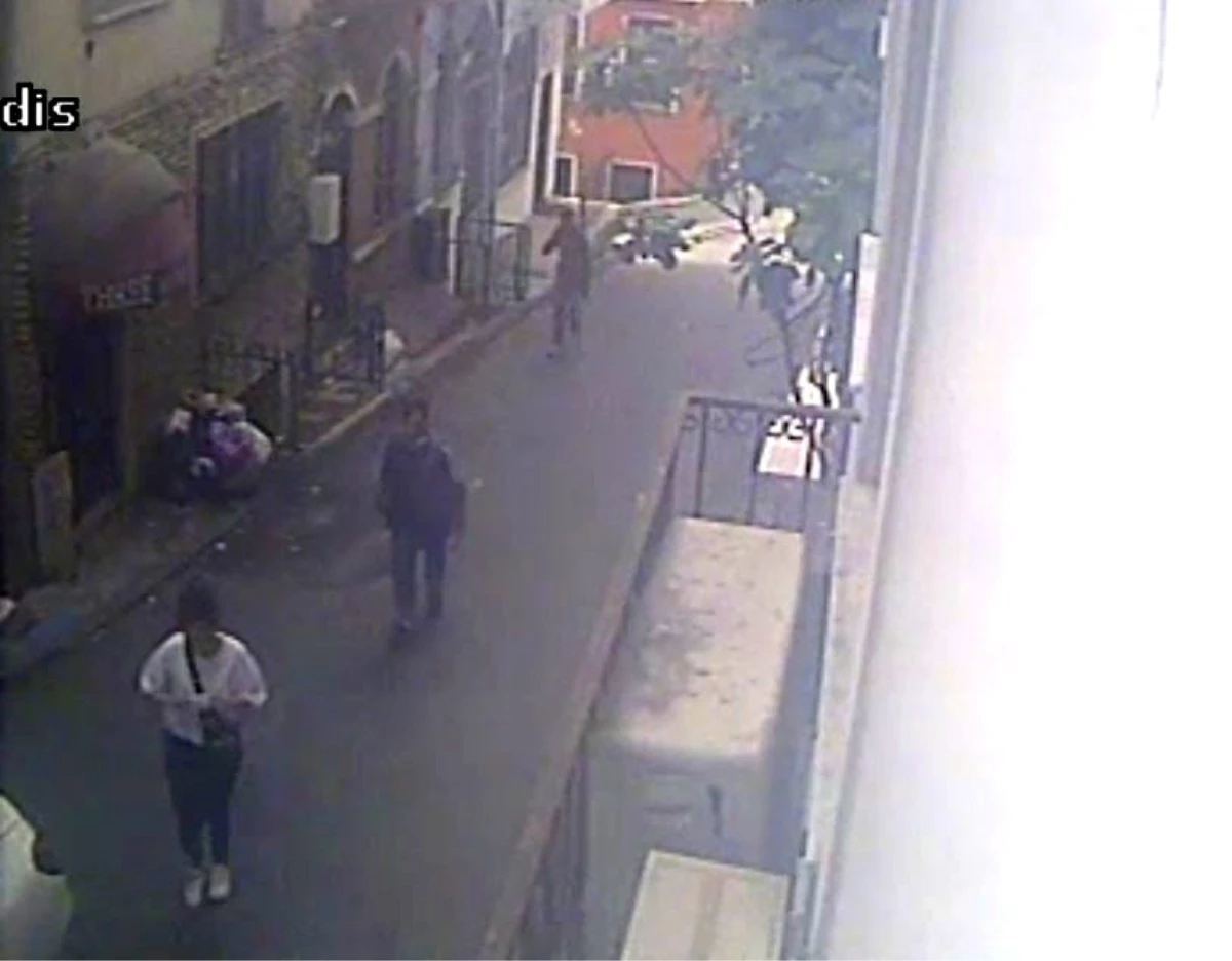 Son dakika haberi... Taksim'de kadınları hedef alan kapkaç çetesi kamerada  - Haber