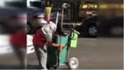 Temizlik işçisi ekmek teknesini eliyle böyle sildi Temizlik işçisi ekmek teknesini eliyle böyle sildi