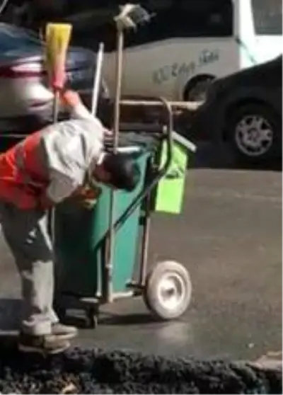 Temizlik işçisi ekmek teknesini eliyle böyle sildi Temizlik işçisi ekmek teknesini eliyle böyle sildi