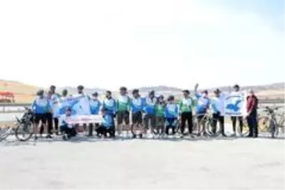 Son dakika haberleri! 'Van Gölü Kirlenmesin, Mavi Kalsın' sloganıyla Ankara'ya pedal çevirdiler Son dakika haberleri! 'Van Gölü Kirlenmesin, Mavi Kalsın' sloganıyla Ankara'ya pedal çevirdiler