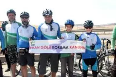 Son dakika haberleri! 'Van Gölü Kirlenmesin, Mavi Kalsın' sloganıyla Ankara'ya pedal çevirdiler Son dakika haberleri! 'Van Gölü Kirlenmesin, Mavi Kalsın' sloganıyla Ankara'ya pedal çevirdiler