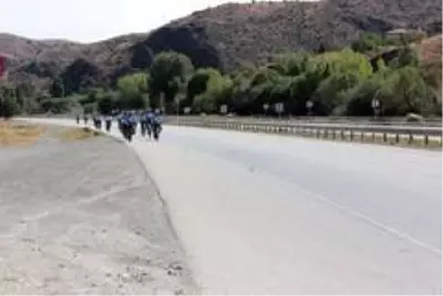 Son dakika haberleri! 'Van Gölü Kirlenmesin, Mavi Kalsın' sloganıyla Ankara'ya pedal çevirdiler Son dakika haberleri! 'Van Gölü Kirlenmesin, Mavi Kalsın' sloganıyla Ankara'ya pedal çevirdiler