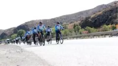 Son dakika haberleri! 'Van Gölü Kirlenmesin, Mavi Kalsın' sloganıyla Ankara'ya pedal çevirdiler Son dakika haberleri! 'Van Gölü Kirlenmesin, Mavi Kalsın' sloganıyla Ankara'ya pedal çevirdiler