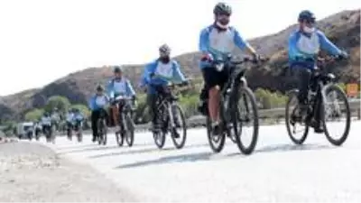 Son dakika haberleri! 'Van Gölü Kirlenmesin, Mavi Kalsın' sloganıyla Ankara'ya pedal çevirdiler Son dakika haberleri! 'Van Gölü Kirlenmesin, Mavi Kalsın' sloganıyla Ankara'ya pedal çevirdiler