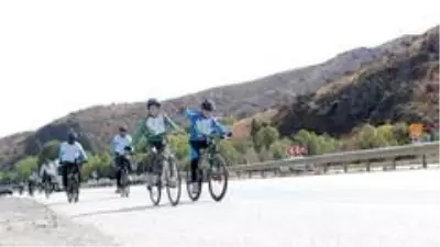Son dakika haberleri! 'Van Gölü Kirlenmesin, Mavi Kalsın' sloganıyla Ankara'ya pedal çevirdiler Son dakika haberleri! 'Van Gölü Kirlenmesin, Mavi Kalsın' sloganıyla Ankara'ya pedal çevirdiler