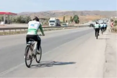 Son dakika haberleri! 'Van Gölü Kirlenmesin, Mavi Kalsın' sloganıyla Ankara'ya pedal çevirdiler Son dakika haberleri! 'Van Gölü Kirlenmesin, Mavi Kalsın' sloganıyla Ankara'ya pedal çevirdiler