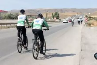 Son dakika haberleri! 'Van Gölü Kirlenmesin, Mavi Kalsın' sloganıyla Ankara'ya pedal çevirdiler Son dakika haberleri! 'Van Gölü Kirlenmesin, Mavi Kalsın' sloganıyla Ankara'ya pedal çevirdiler