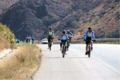 Son dakika haberleri! 'Van Gölü Kirlenmesin, Mavi Kalsın' sloganıyla Ankara'ya pedal çevirdiler Son dakika haberleri! 'Van Gölü Kirlenmesin, Mavi Kalsın' sloganıyla Ankara'ya pedal çevirdiler