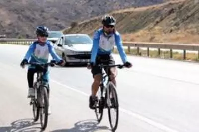Son dakika haberleri! 'Van Gölü Kirlenmesin, Mavi Kalsın' sloganıyla Ankara'ya pedal çevirdiler Son dakika haberleri! 'Van Gölü Kirlenmesin, Mavi Kalsın' sloganıyla Ankara'ya pedal çevirdiler