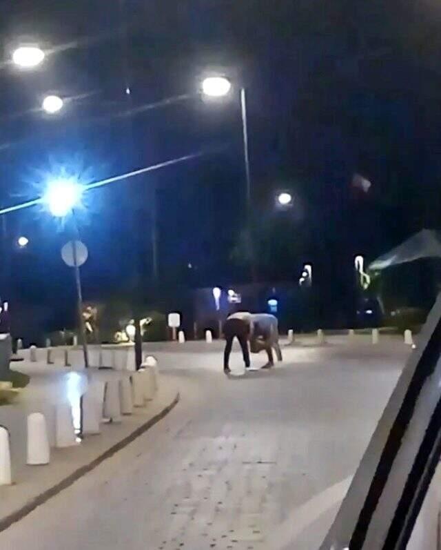 Yoldan geçenlerin güreş yaptığını sandığı iki kişinin kavga ettiği ortaya çıktı Yoldan geçenlerin güreş yaptığını sandığı iki kişinin kavga ettiği ortaya çıktı