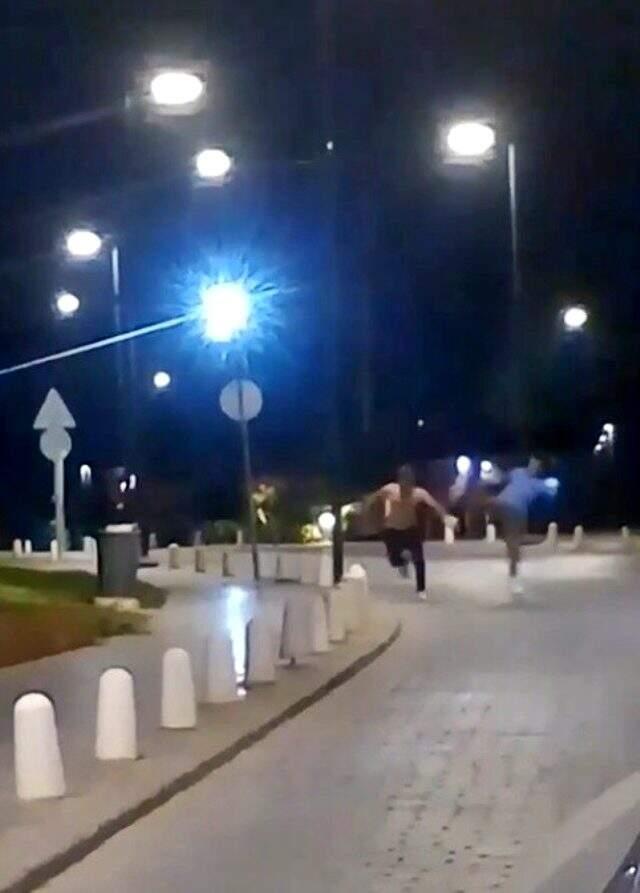 Yoldan geçenlerin güreş yaptığını sandığı iki kişinin kavga ettiği ortaya çıktı Yoldan geçenlerin güreş yaptığını sandığı iki kişinin kavga ettiği ortaya çıktı