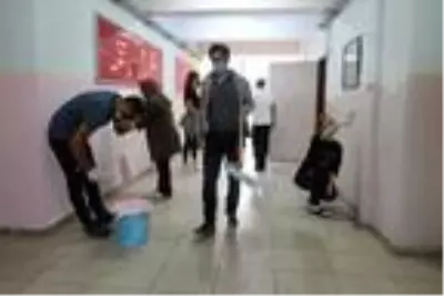 Yüksekova'da öğretmenler, öğrencileri için okullarını hazırlıyor
