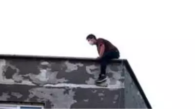 5 katlı binanın çatısına çıkarak intihara kalkıştı 5 katlı binanın çatısına çıkarak intihara kalkıştı