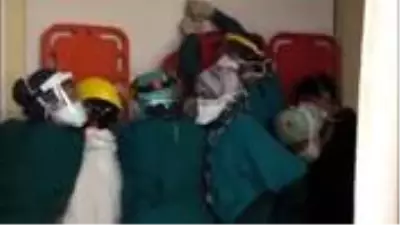 Acil serviste hayatını kaybeden kişinin yakınları hastaneyi bastı, sağlıkçılar sedyeyle korunmaya çalıştı Acil serviste hayatını kaybeden kişinin yakınları hastaneyi bastı, sağlıkçılar sedyeyle korunmaya çalıştı