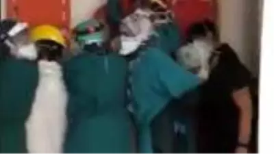 Acil serviste hayatını kaybeden kişinin yakınları hastaneyi bastı, sağlıkçılar sedyeyle korunmaya çalıştı Acil serviste hayatını kaybeden kişinin yakınları hastaneyi bastı, sağlıkçılar sedyeyle korunmaya çalıştı
