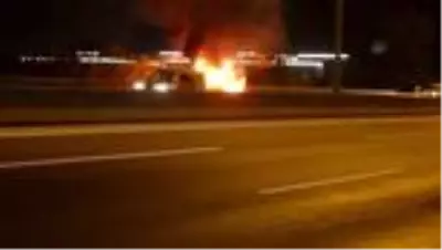 Adana'da otoyolda yanan otomobil kullanılamaz hale geldi Adana'da otoyolda yanan otomobil kullanılamaz hale geldi