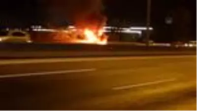 Adana'da otoyolda yanan otomobil kullanılamaz hale geldi Adana'da otoyolda yanan otomobil kullanılamaz hale geldi
