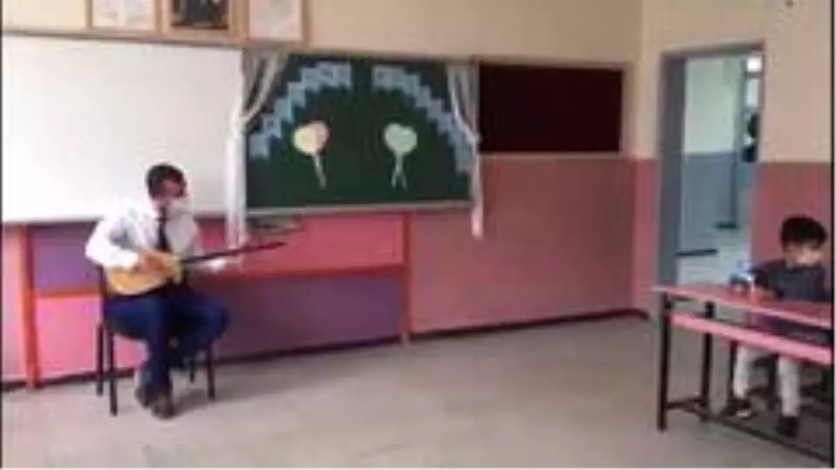 Ağrı'da öğrenciler yüz yüze eğitimin ilk gününde sazlarla karşılandı