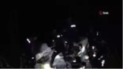 Alkollü olduğu iddia edilen şahıs kayalıklara düştü, ekipler kurtarmak için seferber oldu Alkollü olduğu iddia edilen şahıs kayalıklara düştü, ekipler kurtarmak için seferber oldu