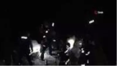 Alkollü olduğu iddia edilen şahıs kayalıklara düştü, ekipler kurtarmak için seferber oldu Alkollü olduğu iddia edilen şahıs kayalıklara düştü, ekipler kurtarmak için seferber oldu