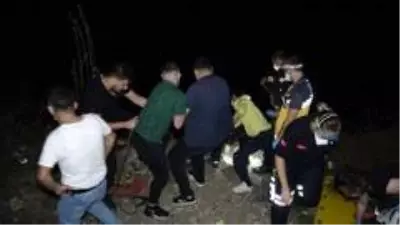 Alkollü olduğu iddia edilen şahıs kayalıklara düştü, ekipler kurtarmak için seferber oldu Alkollü olduğu iddia edilen şahıs kayalıklara düştü, ekipler kurtarmak için seferber oldu