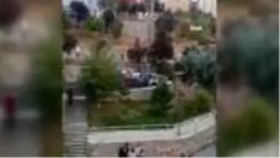 Ankara'da bir kişi eşini parkta oynayan çocuğunun gözü önünde silahla vurdu Ankara'da bir kişi eşini parkta oynayan çocuğunun gözü önünde silahla vurdu