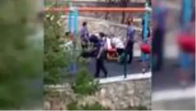 Ankara'da bir kişi eşini parkta oynayan çocuğunun gözü önünde silahla vurdu Ankara'da bir kişi eşini parkta oynayan çocuğunun gözü önünde silahla vurdu