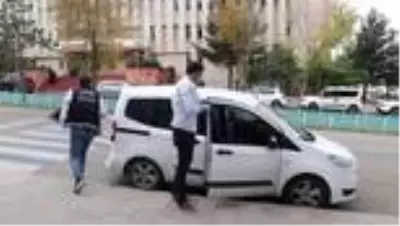 Son dakika haber: Aracında 61 kilo 750 gram eroin bulunan emekli polis adliyeye sevk edildi Son dakika haber: Aracında 61 kilo 750 gram eroin bulunan emekli polis adliyeye sevk edildi