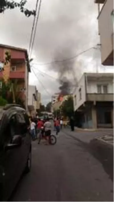 Arnavutköy'de mahalle sakinlerini korkutan alevler Arnavutköy'de mahalle sakinlerini korkutan alevler