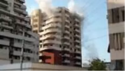 Arnavutluk'ta geçen yılki depremde hasar gören bina patlayıcı ile yıkıldı Arnavutluk'ta geçen yılki depremde hasar gören bina patlayıcı ile yıkıldı