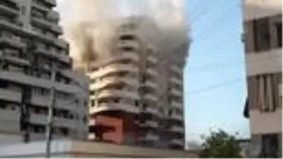 Arnavutluk'ta geçen yılki depremde hasar gören bina patlayıcı ile yıkıldı Arnavutluk'ta geçen yılki depremde hasar gören bina patlayıcı ile yıkıldı
