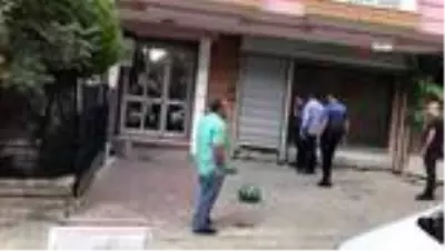Avcılar Cihangir Mahallesinde iş yerine haciz için gelen görevlilere direnen bir kişi, üstüne tiner... Avcılar Cihangir Mahallesinde iş yerine haciz için gelen görevlilere direnen bir kişi, üstüne tiner...