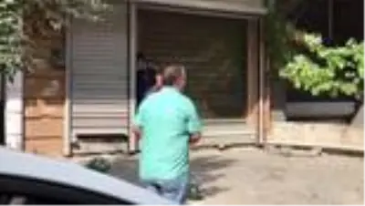 Avcılar Cihangir Mahallesinde iş yerine haciz için gelen görevlilere direnen bir kişi, üstüne tiner... Avcılar Cihangir Mahallesinde iş yerine haciz için gelen görevlilere direnen bir kişi, üstüne tiner...