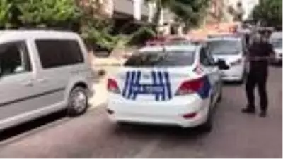 Avcılar Cihangir Mahallesinde iş yerine haciz için gelen görevlilere direnen bir kişi, üstüne tiner... Avcılar Cihangir Mahallesinde iş yerine haciz için gelen görevlilere direnen bir kişi, üstüne tiner...
