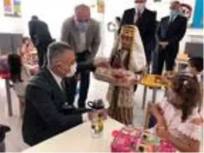 Aydın'da yüz yüze eğitimin ilk günü öğrencilere incir ikramı Aydın'da yüz yüze eğitimin ilk günü öğrencilere incir ikramı