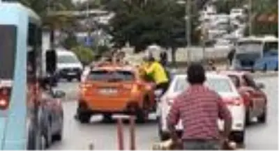 Bahşiş için canlarını tehlikeye attılar; polis ceza kesti Bahşiş için canlarını tehlikeye attılar; polis ceza kesti