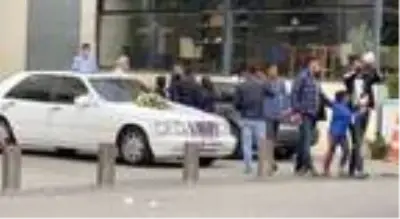 Bahşiş için gelin arabalarının önünü kesen gençlere polisler ceza kesti Bahşiş için gelin arabalarının önünü kesen gençlere polisler ceza kesti