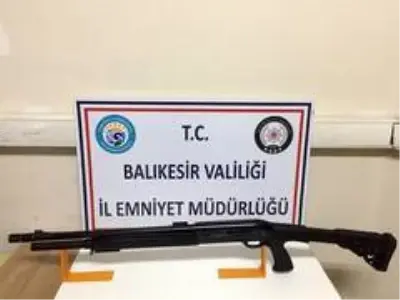 Balıkesir'de polis aranan 6 kişiyi ve 9 silahı yakaladı Balıkesir'de polis aranan 6 kişiyi ve 9 silahı yakaladı