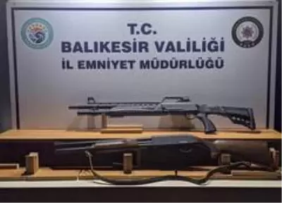 Balıkesir'de polis aranan 6 kişiyi ve 9 silahı yakaladı Balıkesir'de polis aranan 6 kişiyi ve 9 silahı yakaladı