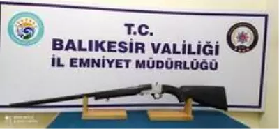 Balıkesir'de polis aranan 6 kişiyi ve 9 silahı yakaladı Balıkesir'de polis aranan 6 kişiyi ve 9 silahı yakaladı