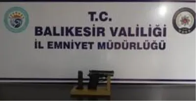 Balıkesir'de polis aranan 6 kişiyi ve 9 silahı yakaladı Balıkesir'de polis aranan 6 kişiyi ve 9 silahı yakaladı