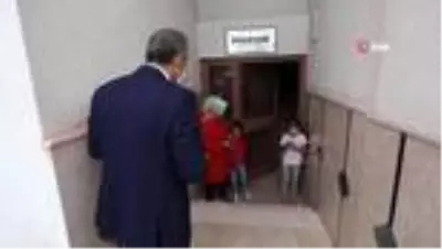 Belediye Başkanı, makam aracı ile minik öğrenciyi ilk dersine bıraktı Belediye Başkanı, makam aracı ile minik öğrenciyi ilk dersine bıraktı