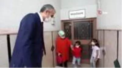 Belediye Başkanı, makam aracı ile minik öğrenciyi ilk dersine bıraktı Belediye Başkanı, makam aracı ile minik öğrenciyi ilk dersine bıraktı
