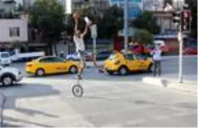 Beyoğlu'nda kırmızı ışıkta jonglör gösterisi Beyoğlu'nda kırmızı ışıkta jonglör gösterisi