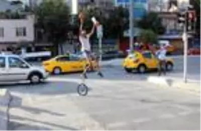 Beyoğlu'nda kırmızı ışıkta jonglör gösterisi Beyoğlu'nda kırmızı ışıkta jonglör gösterisi